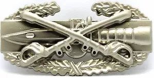 Pin Insignia de Acción de Combate de Caballería Ejército de EE. UU. CABINA Militar Cav Sabers Insignia - Imagen 1 de 2