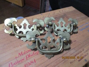 3 Matching Ethan Allen Georgian Courts Bat Dresser Drawer Pulls 2.5 on center - Imagen 1 de 3