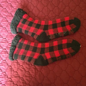Muk Luks Slipper Socks Red/Black Fuzzy Warm Grippy bottoms Cozy - Picture 1 of 6