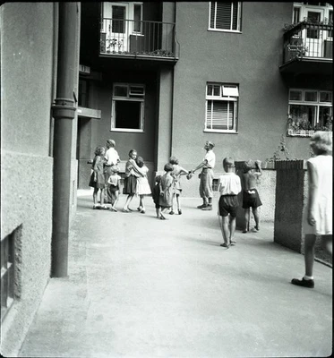 Vienna, Wien, Musicians in the courtyard of the apartment building, by Eduard PE - Image 1 of 4
