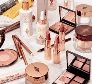 Cuscino Charlotte Tilbury talk e creme - Foto 1 di 18