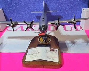 England Gay B-29, Mahagoni, Bomber mit Gedenkmünze signiert von Pilot Paul Tibbets - Bild 1 von 16