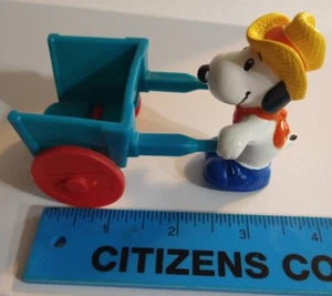 Vintage 1989 McDonalds Spielzeug Peanuts Farmer Snoopy mit Schubkarre  - Bild 1 von 3
