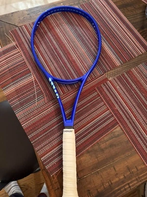 Raqueta de tenis modelo Wilsn Ultra 99 Pro 2025 excelente estado Foto 1 de 4