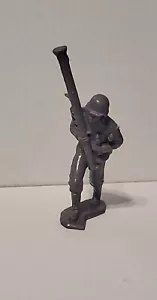 1963 Louis Marx Segunda Guerra Mundial Segunda Guerra Mundial Gris Soldado Alemán 60MM Figura Figura Estatuilla - Imagen 1 de 2