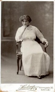 B17-74349. CDV Photo Danish Woman Nov 1913 by Hadrup of Skive whimsical glance - Picture 1 of 2
