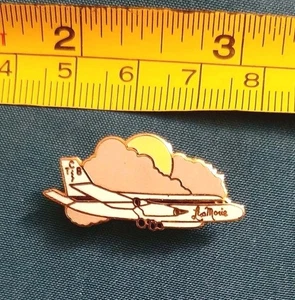 RAR Vintage Graceland Elvis Presley Lisa Marie TCB Flugzeug Souvenir Anstecknadel - Bild 1 von 3