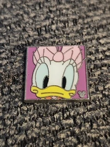 Prendedor Disney Colección Mickey Oculto Caras Personaje Pato Margarita 2011 - Imagen 1 de 2