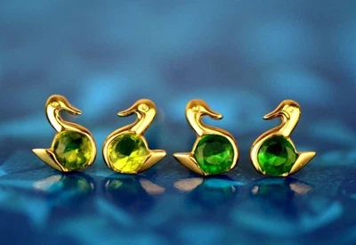 Aretes con piedra de nacimiento de pato de oro amarillo de 14k con rosca trasera Foto 1 de 4