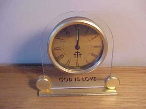 VINTAGE KLARER PLEXIGLAS & GOLD METALLRAHMEN - GOTT IST LIEBE - REGALUHR GLAUBENSSTIL - Bild 1 von 1