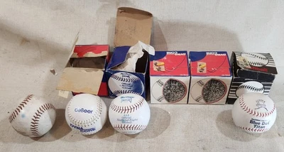 Juego de 6 bolas de softbol 5 son nuevas, 1 está ligeramente usada, 2 están en cajas sin abrir Foto 1 de 4