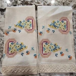 Hand Embroidered Towels Cotton Hand Napkins Linen Floral 11"x18" VTG NOS Set 2 - Foto 1 di 10