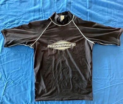 Camisa Ocean Pacific unissex preta manga curta proteção contra erupções cutâneas - GRANDE - Imagem 1 de 4