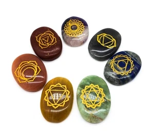 7 Chakra Edelstein Oval Set mit Gravur jeder Stein ca. 4x3 cm groß – Energeti... - Bild 1 von 3