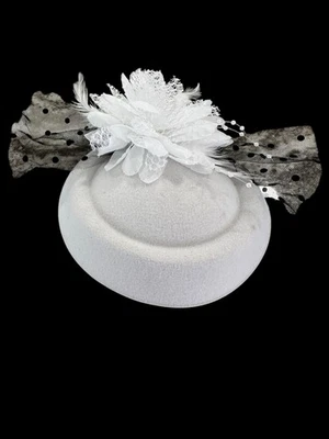Sombrero Fascinador Blanco Negro Tea Party Elegante Accesorios para el Cabello Clip Derby Iglesia Foto 1 de 4