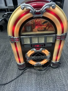 Crosley Collector's Ed Vintage CR-11 Jukebox Radio, Lettore Cassette Vintage - Foto 1 di 7