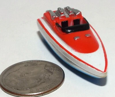 Micro máquina muy pequeña lancha rápida de plástico en rojo y blanco marcado Nancy Foto 1 de 4