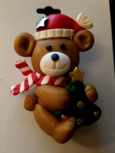 Resin Teddy Bear w/Red Santa Hat/Scarf Christmas Holiday Jewelry/Pin 2.25"; NWT - Imagen 1 de 11