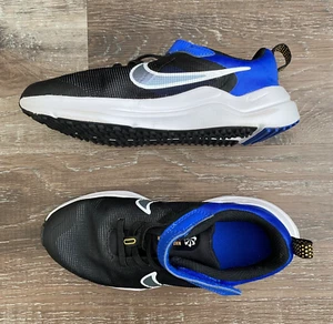 Nike Kinder Downshifter 12 Laufschuhe ~ schwarz, weiß & blau ~ Größe 13c ~ NEU IM KARTON - Bild 1 von 12