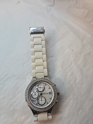 Reloj para mujer DKNY NY8098 5ATM esfera madreperla, con correa de plástico blanco Foto 1 de 4