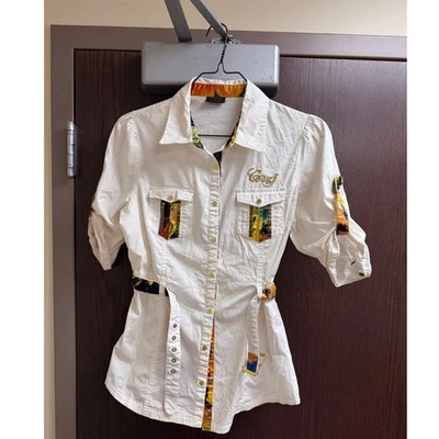 Camisa Coogi para mujer blanca con botones con tachuelas estampado artístico con cinturón talla XL Foto 1 de 4