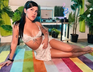 Daisy Taylor | Premium Glossy Borderless Photo | Trans Model - Picture 1 of 2