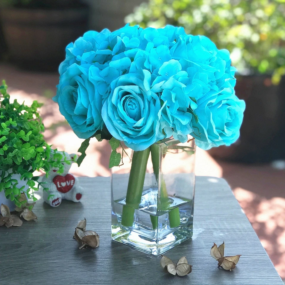 Arreglo floral sintético rosa y hortensia con jarrón de vidrio transparente y agua falsa Foto 1 de 1