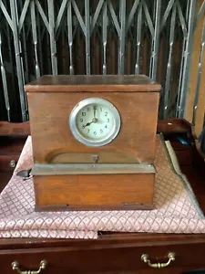 Eichengehäuse Vintage Fabrikuhrmaschine elektrisch - Bild 1 von 7