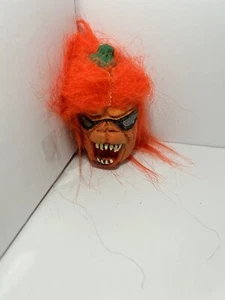 Marioneta de dedo de goma encogida calabaza vintage colgante única - Imagen 1 de 3