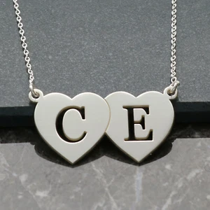 Collar de cadena colgante de oro blanco de 375 9 quilates personalizado doble corazón cualquier inicial - Imagen 1 de 3