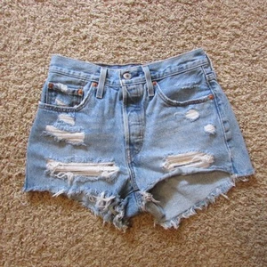Levis 26 501 blau Denim zerfetzt distressed ausgefranst Mini Jeans Shorts Knopfleiste - Bild 1 von 2