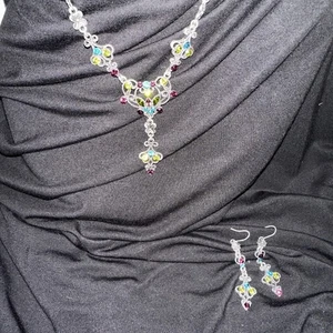 COLLAR GOTA MUJER COLOR PLATA CON PIEDRAS MULTICOLORES Y PENDIENTES A JUEGO - Imagen 1 de 4