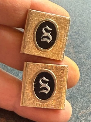 Gemelos De Colección por Swank Monograma Letra S Marco Negro en Tono Dorado Espalda Bala Foto 1 de 4