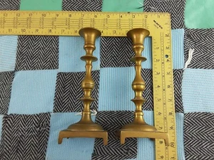 Juego de 2 Candelabros de Latón con Bases Cuadradas - Imagen 1 de 7
