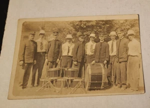 CIRCA 1914 MARCHING BAND PHOTO POSTCARD! - Picture 1 of 1