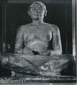 PARIS c. 1960 - Statue Scribe accroupi Antiquité Égyptienne Le Louvre- Div 11957 - Picture 1 of 2