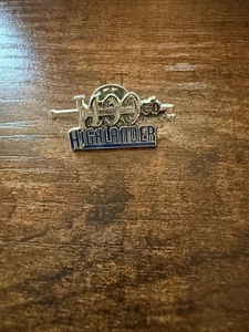Pin de solapa con logotipo Highlander espada esmalte azul tono dorado insignia coleccionable pinback - Imagen 1 de 2