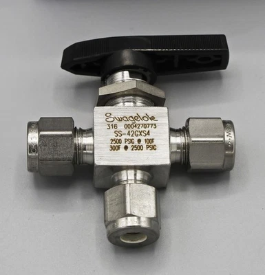 Swagelok SS-42GXS4 - Válvula de bola de acero inoxidable de 3 vías - 1/4 pulg. Swage - Nuevo - Cantidad. 5 Foto 1 de 3