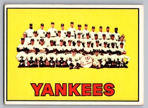1967 TOPPS #131 NEW YORK YANKEES TEAM CARD W/MICKEY MANTLE/WHITEY FORD/MARIS - Picture 1 of 3