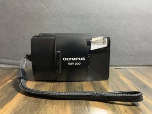 Olympus Trip 300 fotocamera compatta pellicola 35mm punta e scatta - testata funzionante - Foto 1 di 7