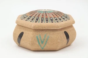 Signierte Navajo Sonne traditionelle Sandkunst handbemalte Schmuckschatulle 5" breit - Bild 1 von 8