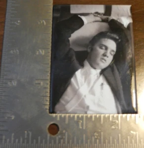 NEW ELVIS PRESLEY ARMS OVER HEAD MAGNET - Picture 1 of 1