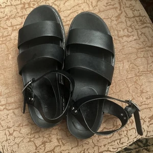 Madden Girl schwarze flache Sprintt-Sandalen - Bild 1 von 8