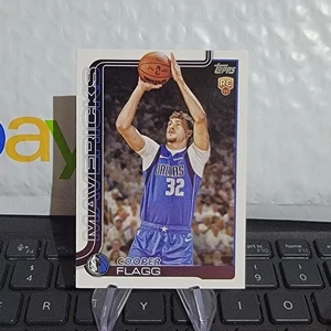2025-26 Topps NBA Baloncesto Cooper Flagg Mavs RC Dallas Mavericks Flagship RC - Imagen 1 de 2