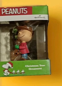 Nuevo en Paquete Cacahuetes Charlie Brown Sosteniendo ÁRBOL DE NAVIDAD Sello Adorno - Imagen 1 de 6