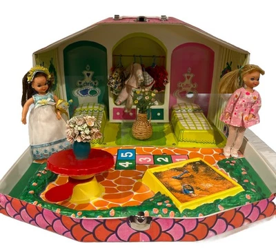Tutti & Chris House/Case with 2 Dolls Clothes Hangers Barbie Vintage GREAT GIFT  - Image 1 of 4