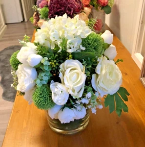 Weiße Rosen in Glas Vase Kunst Seiden Blumen Hortensie Beeren Arrangement Strauß - Bild 1 von 23