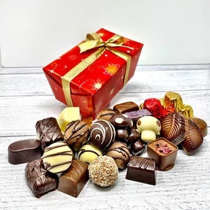 Caja de regalo de chocolate negro, leche y blanco mezclado belga MARKY'S - 1,5 lb / 680 G - Bi - Imagen 1 de 12