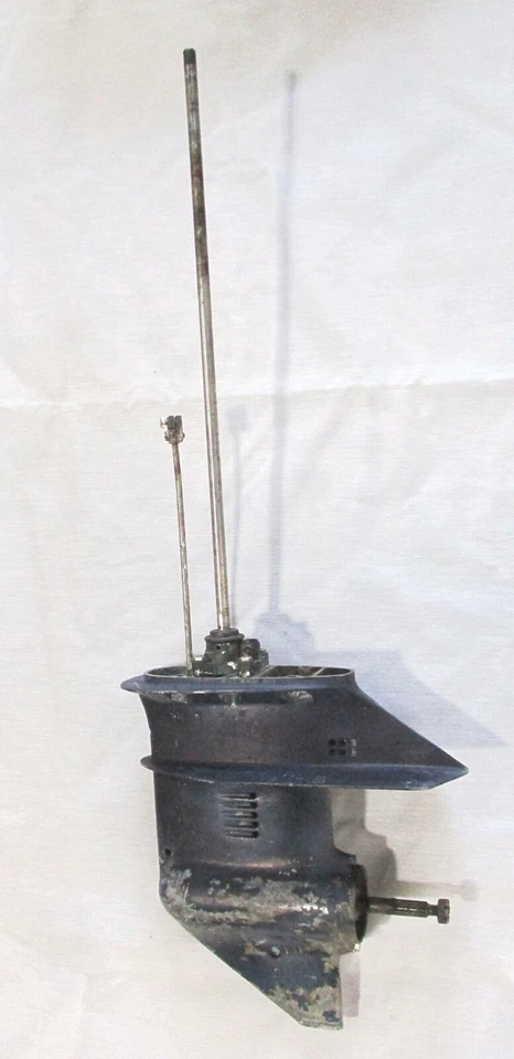 Johnson Evinrude Outboard Motor gearcase  9.9 hp - 15 hp lower unit XL shaft - Image 1 of 1