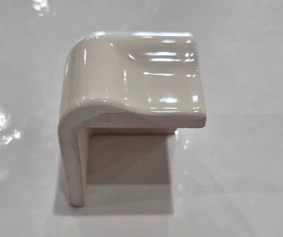 Encimera de azulejos de cerámica con tapa en V blanca brillante o galleta Foto 1 de 2